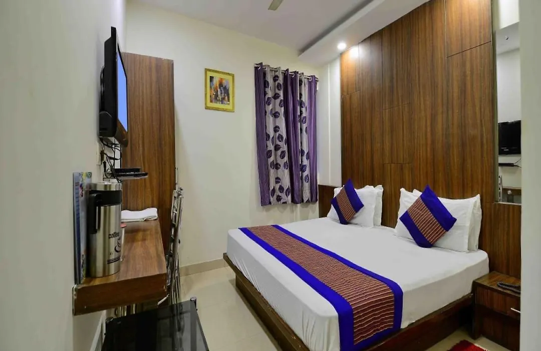 Hotel Perfect Spot- Main Bazar - Walking Metro Station-1