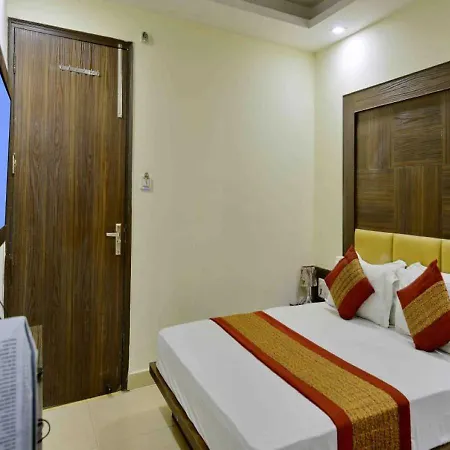Hotel Perfect Spot- Main Bazar - Walking Metro Station-3